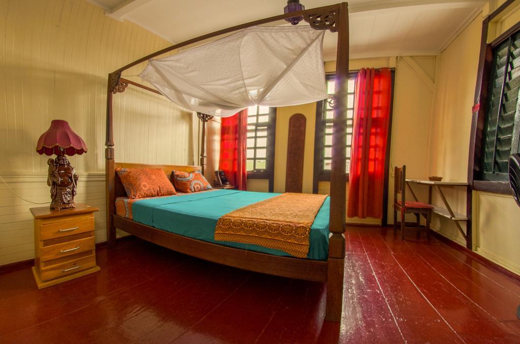 Guesthouse Un Pied-A-Terre 帕拉马里博 外观 照片